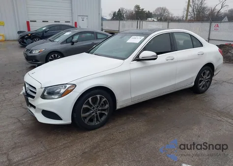 2017 Mercedes-Benz C 300 4Matic z USA, uszkodzony, nr VIN 55SWF4KB2HU223912